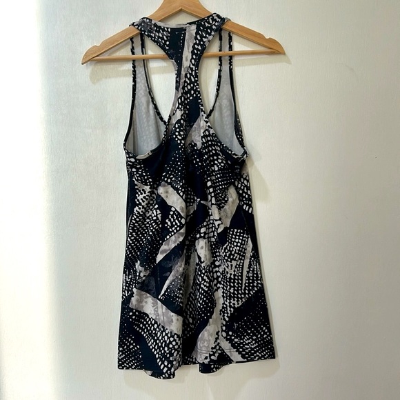 LULULEMON  WOMENS ACTIVEWEAR TANK TOP STYLISH BLACK WHITE Sz MD o LG - Picture 2 of 11